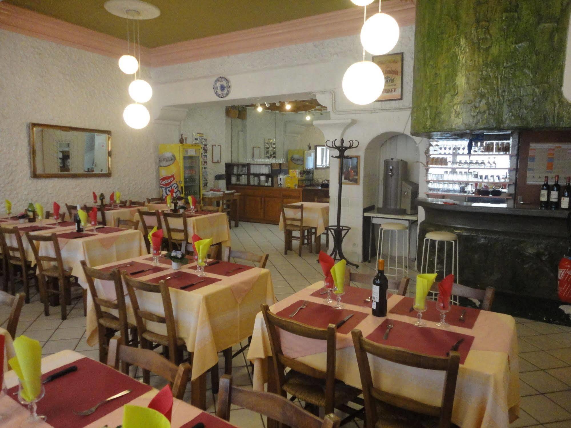 Hotel-Restaurant Le Saint Christophe ルルド エクステリア 写真
