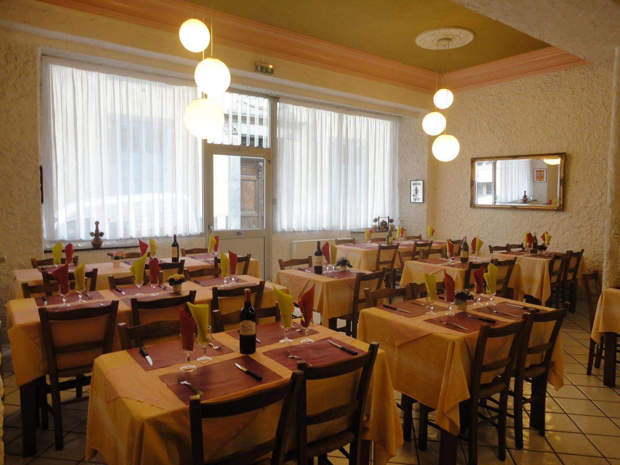 Hotel-Restaurant Le Saint Christophe ルルド エクステリア 写真
